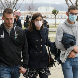 18/02/2022.- Familiares de uno de los marineros del Villa de Pitanxo,  acompañados por la alcaldesa de Moaña, este vieres en Marín, Pontevedra