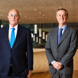 El presidente del Banco Sabadell, Josep Oliu (i), y el consejero delegado de la entidad, César González-Bueno (d).