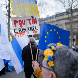 Cientos de personas se manifestaron en el aniversario del inicio de la guerra en Ucrania en París bajo el lema 'Vladimir Putin es un criminal', a 24 de febrero de 2024.