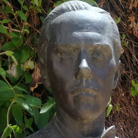 Busto de Luis Cernuda en Tomares.