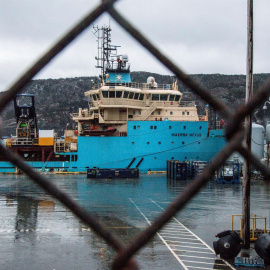 Fotografía del barco canadiense Maersk Nexus antes de que personal de una funeraria desembarcara los cuerpos de dos tripulantes del pesquero español Villa de Pitanxo hoy, en el puerto de San Juan de Terranova (Canadá)