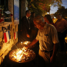 Mordechai Vanunu enciende una vela durante una vigilia en homenaje a las víctimas del ataque mortal en la ciudad de Niza en la Riviera francesa el 18 de julio de 2016.