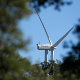 Un aerogenerador de un parque eólico de Acciona Energia, en la localidad de Puebla de Almenara (Cuenca). REUTERS/Susana Vera