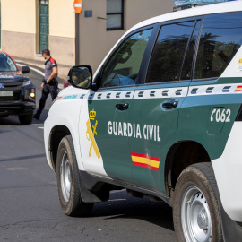 Imagen de archivo de un dispositivo de la Guardia Civil y de un coche de la Policía, a 6/12/2023