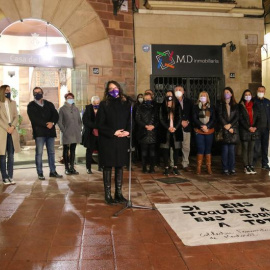 La consellera d'Igualtat i Feminismes, Tània Verge, intervé durant una concentració contra la mort d'una veïna de Martorell a mans de la seva parella.