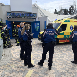 Agentes de la Policía Municipal de Madrid y bomberos, frente al auditorio cuyo techo se ha derrumbado parcialmente en el Parque de Atracciones de la capital