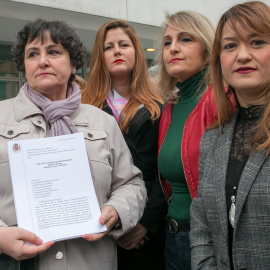 María Salmerón acompañada de un grupo de mujeres. Imagen de Archivo.