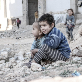 Dos niños durante los bombardeos en Siria, a 25 de diciembre de 2015.