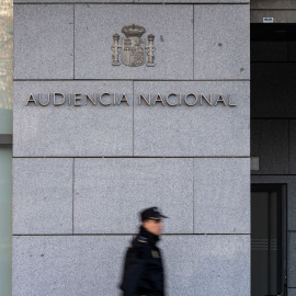 Un agente de Policía Nacional camina frente a la Audiencia Nacional, a 8 de enero de 2024, en Madrid.