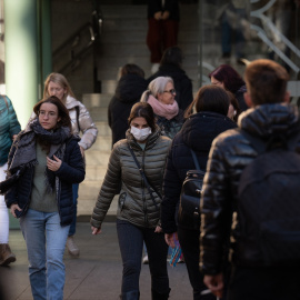 11/1/24-Varias personas con mascarillas, en el Hospital Clínic de Barcelona, a 8 de enero de 2024, en Barcelona, Catalunya (España).