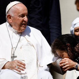 Una fiel besa la mano del papa Francisco en la audiencia en el Vaticano este 7 de junio de 2023.