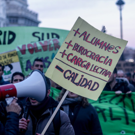 Dos personas sostienen un cartel durante una manifestación por una educación pública y de calidad, a 27 de febrero de 2024, en Madrid (España).