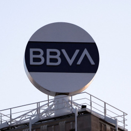 El logo de BBVA en lo alto de un edificio en Barcelona. REUTERS/Nacho Doce