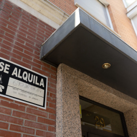 Foto de archivo de un cartel de 'Se alquila' en un edificio, a 28 de diciembre de 2022.