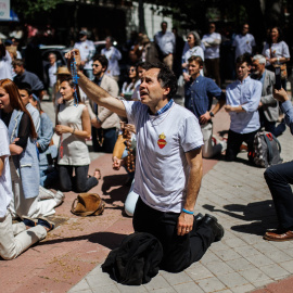 Varias personas se arrodillan y rezan durante una marcha antiabortista desde Plaza de Cuzco hasta la clínica Dator, a 7 de mayo de 2022, en Madrid (España).