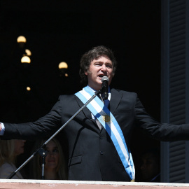 Javier Milei pronuncia su primer discurso desde la Casa Rosada, sede del Gobierno de Argentina, a 10 de diciembre de 2023.