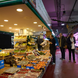 Expositor de una frutería, en el Mercado de la Cebada, a 31 de diciembre de 2023, en Madrid.