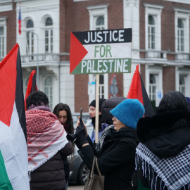 Vista de la protesta propalestina delante de la Corte Internacional de Justicia, durante la jornada reservada a los argumentos de Israel contra las acusaciones de Genocidio de Sudáfrica este viernes en La Haya, Países Bajos. El equipo legal israelí ant