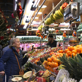 12-1-2024 Una parada de fruita i verdures al Mercat de la Concepció, a Barcelona