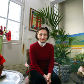 La pintora francesa Françoise Gilot posa en su taller, en París, el 6 de abril de 2004.