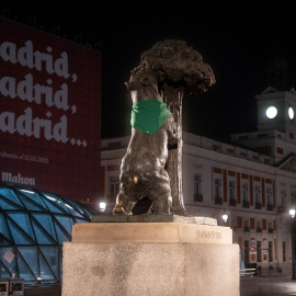 La estatua de El Oso y el Madroño de Madrid, con un pañuelo verde.