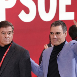 El diputado del PSOE y candidato del PSdeG para elegir el candidato a la Xunta, Xosé Ramón Gómez Besteiro, y el secretario general del PSOE y presidente del Gobierno, Pedro Sánchez, el pasado diciembre en Santiago de Compostela.