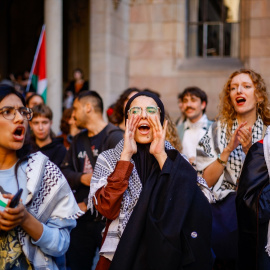 Estudiantes protestan contra el genocidio de Israel en Gaza en la Universitat de Barcelona.