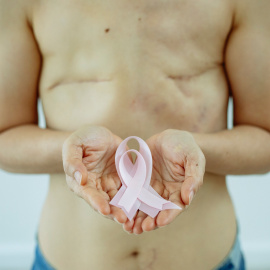 Imagen de archivo. Una mujer sostiene el lazo rosa, símbolo de la lucha contra el cáncer de mama.