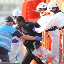 La embarcación de Salvamento Marítimo Guardamar Talía ha rescatado y trasladado al muelle de Arguineguín (Gran Canaria) a 26 personas con vida y cinco cadáveres que iban a bordo de un cayuco a unos 500 kilómetros al suroeste de la isla de El Hierro.