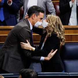 El presidente del Gobierno, Pedro Sánchez (d) y la ministra de Trabajo Yolanda Díaz se abrazan en la sesión plenaria del Congreso de los Diputados el pasado jueves.