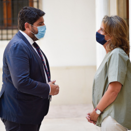 La vicepresidenta tercera y ministra de Transición Ecológica y Reto Demográfico, Teresa Ribera, y el presidente de la Región de Murcia, Fernando López Miras, en el Palacio de San Esteban, a 25 de agosto de 2021, en Murcia.