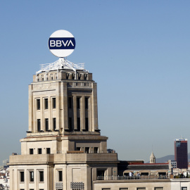 El logo de BBVA en lo alto de su antigua sede en la Plaza de Cataluña de Barcelona. EFE/Quique García