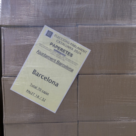 Cajas de papeletas en un taller municipal durante la preparación del material para las elecciones catalanas del 12M, a 6 de mayo de 2024, en Barcelona, Catalunya.