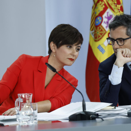 La portavoz del Gobierno y ministra de Política Territorial, Isabel Rodríguez (i) y el ministro de Presidencia, Félix Bolaños (d) durante la rueda de prensa posterior al Consejo de Ministros celebrado este martes