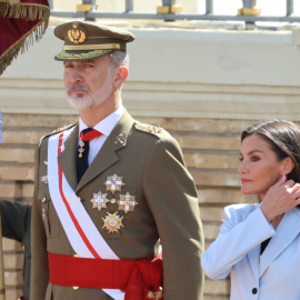 Felipe VI y la reina Letizia, durante el 40 aniversario de la jura de bandera del monarca.