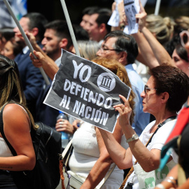 Una mujer sostiene un cartel durante una protesta contra los planes de reforma del gobierno del presidente argentino Javier Milei. Imagen de archivo.