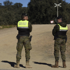 Dos militares acordonan el lugar de la base de Cerro Muriano (Córdoba) donde murieron dos soldados, a 21 de diciembre de 2023.