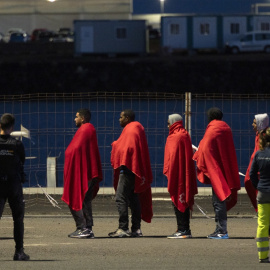 Varias personas llegadas al puerto de Arrecife (Lanzarote), a 7 de enero de 2024.