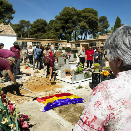 APERTURA FOSA 112 CEMENTERIO PATERNA. Foto Diputació Valencia