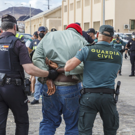 Agentes de la Policía Nacional y la Guardia Civil detienen en la Base Naval de Gran Canaria a los tripulantes de un pesquero tras la incautación de fajos de hachís , a 1 de junio de 2021.