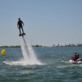 19/06/2023- Un hombre haciendo una prueba de flyboard en Toronto, Canadá.