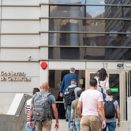 Agentes de la Policía Nacional, a su llegada para registrar la sede de la Consejería de Sanidad, a 9 de mayo de 2024, en Las Palmas de Gran Canaria.