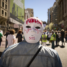 Varias personas marchan en la manifestación convocada por entidades sociales, profesionales de la sanidad y organizaciones sindicales por la defensa del sistema sanitario público madrileño, a 26 de marzo de 2023, en Madrid (España).