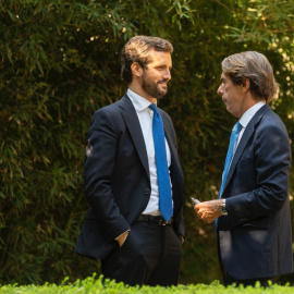 El presidente del PP, Pablo Casado, junto al expresidente del Gobierno, José María Aznar, en un acto celebrado en Sevilla con motivo de la Convención Nacional del partido.