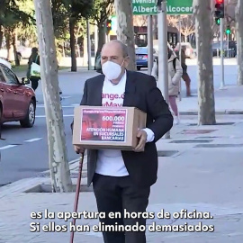 El impulsor de la campaña para un trato más humano a las personas mayores en los bancos: "Es una llamada a evitar la exclusión"