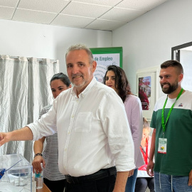 José Manuel Ruiz, alcalde de Medina Sidonia (IU) ejerce el derecho al voto.