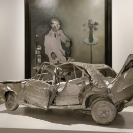 Cuadro de Franco y el coche de Carrero Blanco, en la exposición 'El tragaluz democrático'.