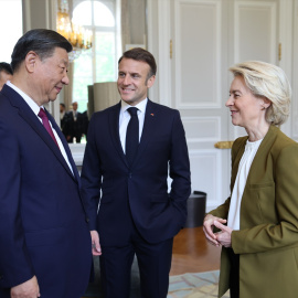 El presidente chino, Xi Jinping, el mandatario francés, Emmanuel Macron y la presidenta de la Comisión Europea, Ursula von der Leyen, en París, a 8 de mayo de 2024.