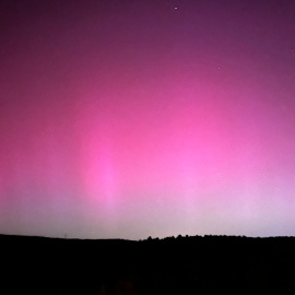 L'aurora boreal vista des de les Muntanyes d'Ordal.