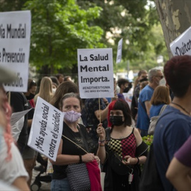 Una mujer sostiene una pancarta donde se lee "La Salud Mental Importa", en una manifestación por un Plan Nacional de Prevención del Suicidio, a 11 de septiembre de 2021, en Madrid.